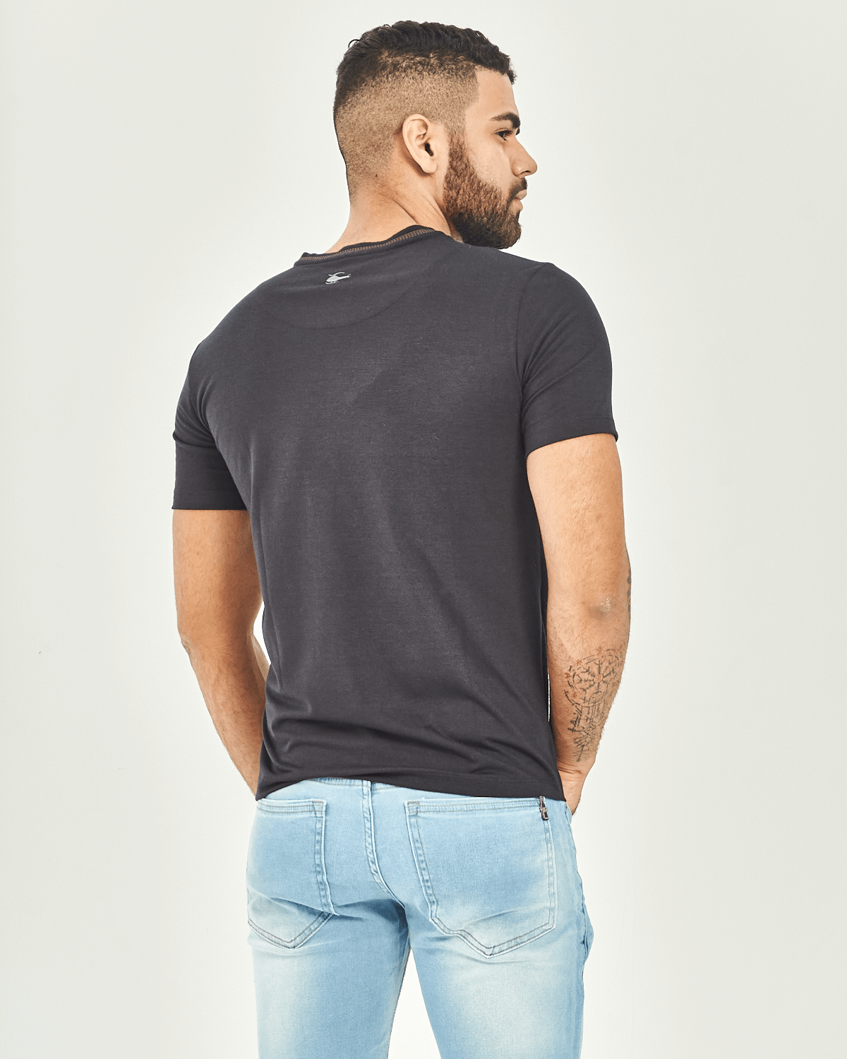 Camiseta-Masculina-com-Estampa-Central-Sallo---10103824-