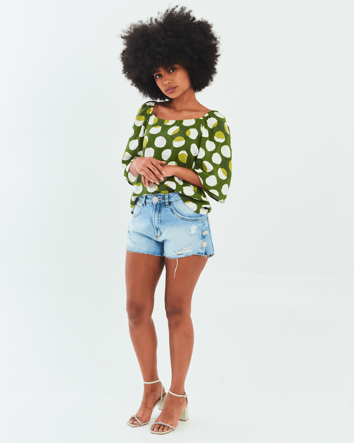 Short-Jeans-Feminino-Detalhes-em-Strass-Lanca-Perfume