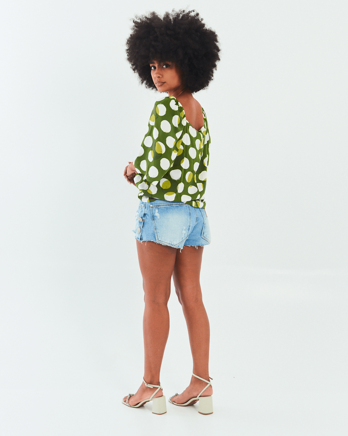 Short-Jeans-Feminino-Detalhes-em-Strass-Lanca-Perfume